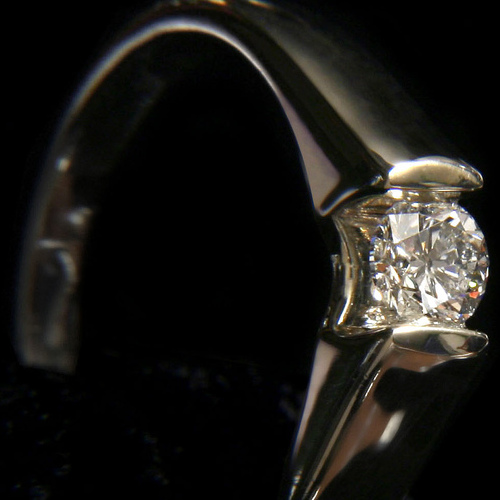 Diamant in ring - (c) Andrew Magill